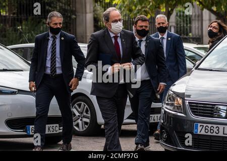 Madrid, Spanien. September 2020. Der katalanische Regionalpräsident Quim Torra (C) kommt am Obersten Gerichtshof an, um an einer Anhörung über seine Berufung zu einer Verurteilung des Gerichts wegen Ungehorsams teilzunehmen, die ihn 18 Monate lang von seinem öffentlichen Amt entwürdigte. Quim Torra könnte aus dem Amt entlassen werden, wenn seine Berufung abgelehnt wird. Quelle: Marcos del Mazo/Alamy Live News Stockfoto