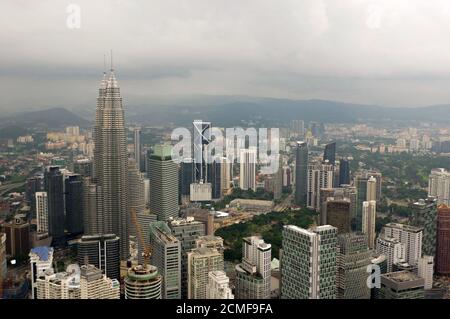 Kuala Lumpur, Malaysia - November 17. 2016: Dramatische Landschaft der Stadt KualaLumpur bei Sonnenuntergang. Blick vom KL-Tower Menara . Stockfoto