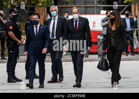 Madrid, Spanien. September 2020. Der katalanische Regionalpräsident Quim Torra (C) kommt am Obersten Gerichtshof an, um an einer Anhörung über seine Berufung zu einer Verurteilung des Gerichts wegen Ungehorsams teilzunehmen, die ihn 18 Monate lang von seinem öffentlichen Amt entwürdigte. Quim Torra könnte aus dem Amt entlassen werden, wenn seine Berufung abgelehnt wird. Quelle: Marcos del Mazo/Alamy Live News Stockfoto