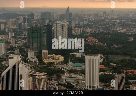 Kuala Lumpur, Malaysia - November 17. 2016: Dramatische Landschaft der Stadt KualaLumpur bei Sonnenuntergang. Blick vom KL-Tower Menara . Stockfoto