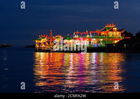 GEORGETOWN, MALAYSIA - NOVEMBER 18,2016: nachtansicht des Hean Boo Thean Kuanyin Chinesischer Buddhistischer Tempel in Clan Anlegestellen bei Nacht. B Stockfoto