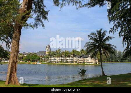 Laguna Beach Resort, PHUKET, THAILAND - 06. NOV 2013: Luxus-Villa mit Lagunen-See und Palmen um, Stockfoto