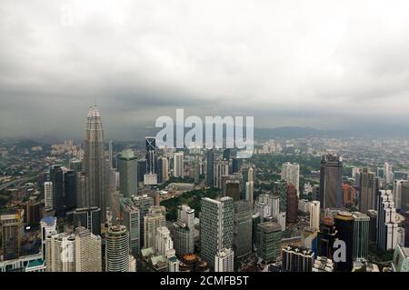 Kuala Lumpur, Malaysia - 17. Januar. 2016: Dramatische Landschaft der Stadt KualaLumpur bei Sonnenuntergang. Blick vom KL-Tower. Stockfoto