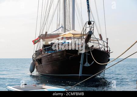 Vorderansicht, Bug von Vintage Holz Segelschiff, Segelboot Stockfoto