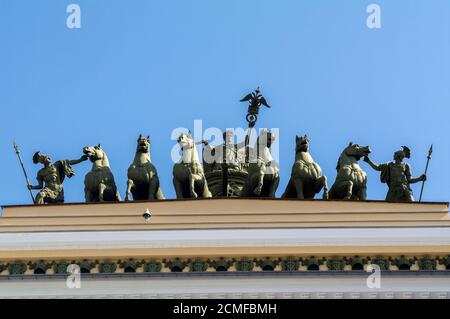 SANKT PETERSBURG - 05. JUNI 2014: Detail Chariot des Ruhmes auf dem Triumphbogen General Staff Palace Square. Stockfoto