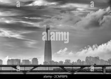 Schwarz/weiß, wunderschöne Landschaft des Lotte World Tower und Brücke über den Han-Fluss, Seoul, Korea Stockfoto