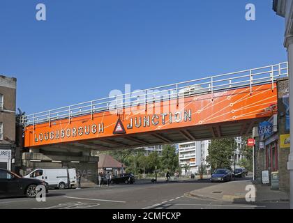 Eisenbahnbrücke in Loughborough Junction, South London, Großbritannien. Zwischen Brixton und Camberwell gelegen, ist diese einst arme Gegend jetzt 'up and coming' Stockfoto