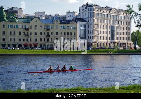 Sankt Petersburg, Russland - 21. Mai 2014: Baumleute im Kajak auf dem Fontanka-Fluss, sonniger Tag Stockfoto