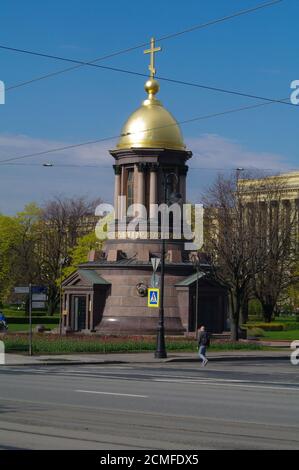 SANKT PETERSBURG, RUSSLAND - 10. MAI 2014: Kleine runde Kuppel orthodoxe Kirche auf der Straße. Stockfoto