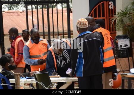 Kampala, Uganda. September 2020. Kommerzielle Motorradfahrer registrieren ihre Informationen in Kampala, Hauptstadt von Uganda, 16. September 2020. Kommerzielle Motorradfahrer in Uganda haben den Online-Buchungsservice verstärkt, um ihre Kunden inmitten der COVID-19-Pandemie weiterhin zu bedienen. Quelle: Nicholas Kajoba/Xinhua/Alamy Live News Stockfoto