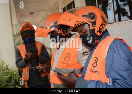 Kampala, Uganda. September 2020. Kommerzielle Motorradfahrer kontaktieren ihre Kunden in Kampala, der Hauptstadt Ugandas, 16. September 2020. Kommerzielle Motorradfahrer in Uganda haben den Online-Buchungsservice verstärkt, um ihre Kunden inmitten der COVID-19-Pandemie weiterhin zu bedienen. Quelle: Nicholas Kajoba/Xinhua/Alamy Live News Stockfoto