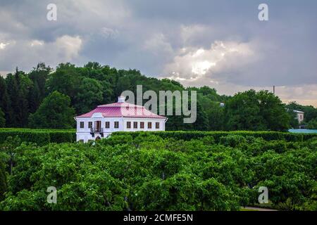 PETERHOF, ST. PETERSBURG, Russland - 6. Juli 2014: Blick auf das Schloss von Marly an einem bewölkten Tag. Stockfoto