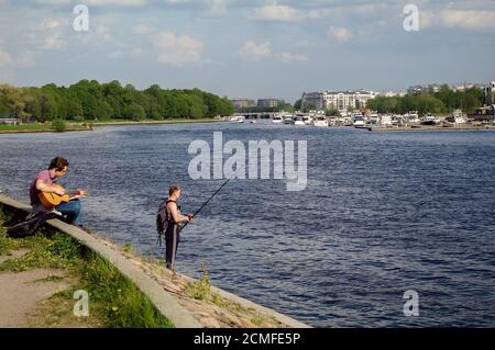 Sankt Petersburg, Russland - 21. Mai 2014: Ein Gitaristen und ein Fischer - auf der Niva stehend Stockfoto