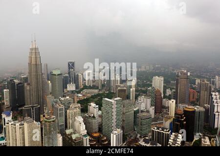 Kuala Lumpur, Malaysia - Januar 17. 2016: Dramatische Landschaft der Stadt KualaLumpur bei Sonnenuntergang. Anzeigen Stockfoto