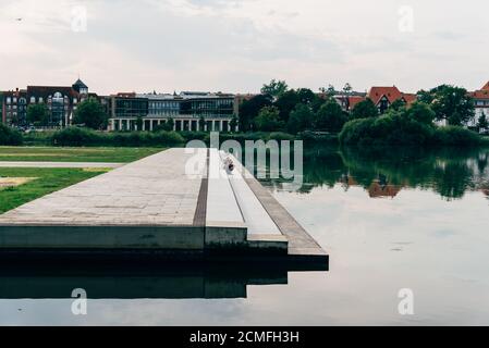 Schwerin, Deutschland - 2. August 2019: Unidentifiziertes Paar sitzt im Park am Burgsee in der Nähe des Schweriner Schlosses Stockfoto