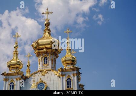 PETERHOF, SANKT PETERSBURG, RUSSLAND - 06. JUNI 2014: Spitze der Kirche. Der Obere Park Palast war inc Stockfoto