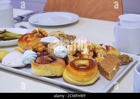 Frisch gebackene hausgemachte Closeup verschiedene Baklava Gebäck, Kuchen und Sweetys auf einer quadratischen Platte Stockfoto