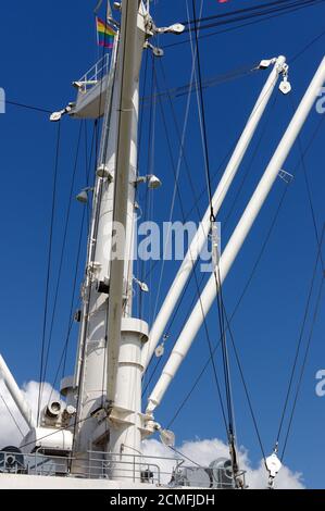 Nahaufnahme eines großen Versandkrans mit Treppen, die zu führen Höhere Abschnitte auf einem blauen Himmel backgroun Stockfoto