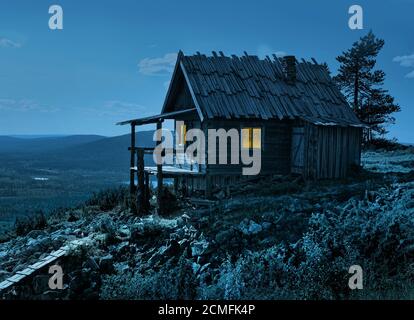 Santa Claus geheime Hütte in Lappland fiel oben im Sommer Nacht Stockfoto