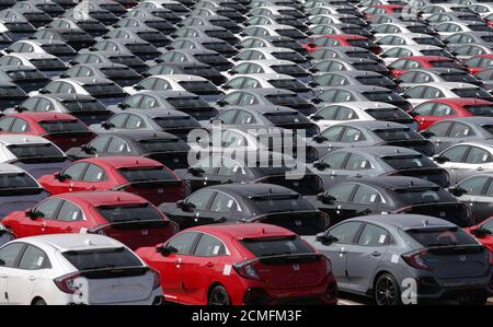 Honda Autos werden an den Southampton Docks aufgereiht, bevor sie für den Export auf ein Auto-Containerschiff verladen werden. Stockfoto