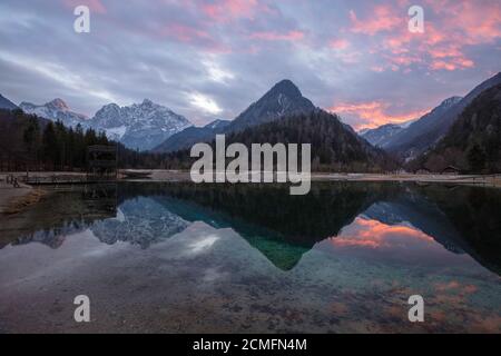 Jasna Seen und die Julischen Alpen bei Sonnenuntergang, Kranjska Gora, Slowenien Stockfoto