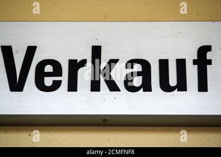 schild oder Schild mit - VERKAUF - in deutscher Sprache, Übersetzung ins Englische - VERKAUF Stockfoto