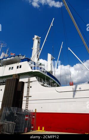 HAMBURG, DEUTSCHLAND - 18. JULI 2015: Eine Nahaufnahme eines großen Schiffskrans mit Treppen, die zu Hi führen Stockfoto