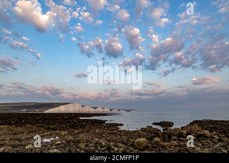 Licht, das bei Sonnenuntergang von Wolken reflektiert wird, bei den Seven Sisters an der Sussex-Küste Stockfoto