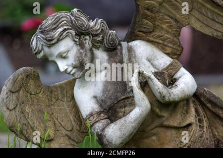 Kleine Engelskulptur schmücken in kleinem Garten Stockfoto