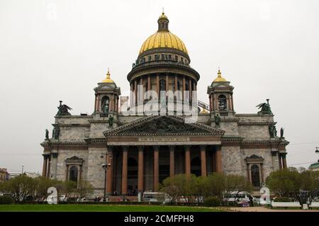 SANKT PETERSBURG, RUSSLAND - 01. MAI 2014: Blick auf Isaaks Domkuppel oder Isaakievskiy Sobor, archi Stockfoto