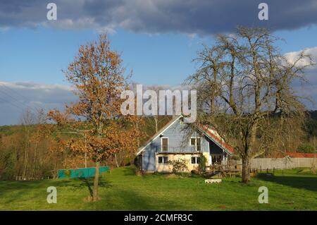 Deutsche Kulturlandschaft mit Holzhaus in der Nähe von Schwarzwald Baden GmbH, Schoemberg in Deutschland Stockfoto