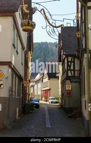 NEUENBUERG, DEUTSCHLAND, April 07 - 2015: Alte Stadtstraße mit Wohnhaus im Tudor-Stil Stockfoto