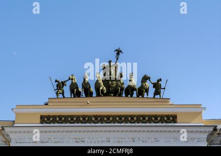 SANKT PETERSBURG - 05. JUNI 2014: Detail Chariot der Herrlichkeit auf dem Triumphbogen Generalstabspalast Stockfoto