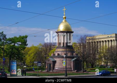 SANKT PETERSBURG, RUSSLAND - 10. MAI 2014: Kleine runde Kuppel orthodoxe Kirche auf der Straße. Stockfoto