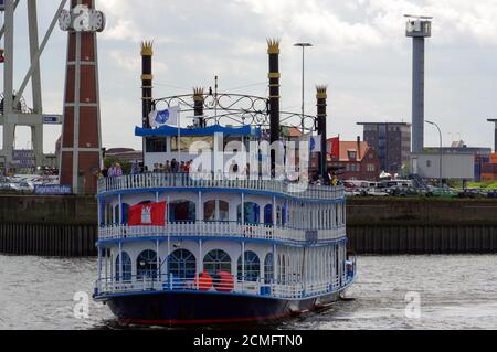 HAMBURG, DEUTSCHLAND - 18. JULI 2015: Raddampfer Louisiana Star Ferry. Es ist ein Passagierschiff, das ist Stockfoto