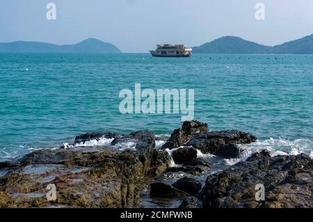 Schöne Landschaft Meer in der Nähe Brücke Pier am Strand von Laem Panwa Cape berühmte Sehenswürdigkeiten in Phuket ist Stockfoto