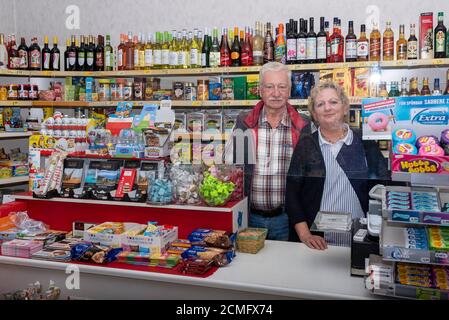 Magdeburg, Deutschland. September 2020. Ingrid (r) und Rainer Westphal (l) stehen hinter der Verkaufstheke in ihrem kleinen Lebensmittelgeschäft in Magdeburg-Stadtfeld. Nach 45 Jahren wollen sie ihren Laden am Ende des Jahres schließen. Quelle: Stephan Schulz/dpa-Zentralbild/ZB/dpa/Alamy Live News Stockfoto