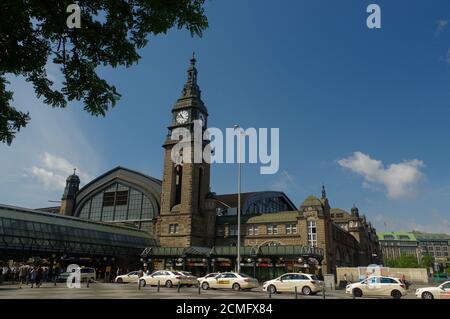 HAMBURG, DEUTSCHLAND - 18. JULI 2015: Der Hauptbahnhof ist der Hauptbahnhof der Stadt, der verkehrsreichste Stockfoto