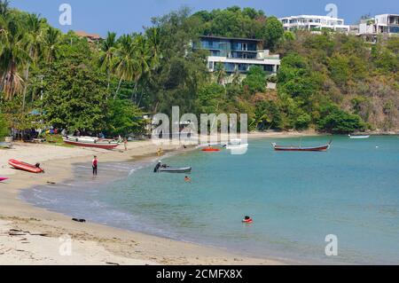 Schöne Landschaft Meer in der Nähe Brücke Pier am Strand von Laem Panwa Cape berühmte Sehenswürdigkeiten in Phuket ist Stockfoto