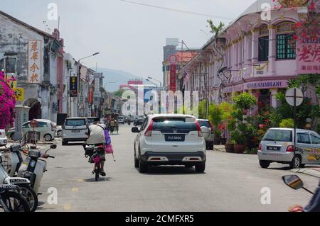 Georgetown, Penang, Malaysia - April 18, 2016 : Einheimische und Autos zu Fuß durch die Straße fahren Stockfoto