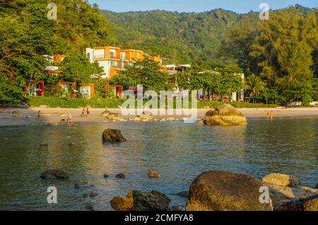 Schöne Landschaft Meer in der Nähe Brücke Pier am Strand von Laem Panwa Cape berühmte Sehenswürdigkeiten in Phuket ist Stockfoto