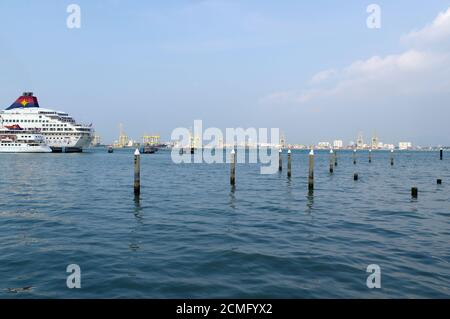 GEORGETOWN, PENANG, MALAYSIA - 18. APRIL 2016. Kreuzfahrtschiff von der Superstar-Linie neben Pier in Stockfoto