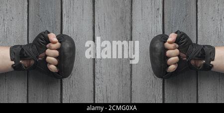 Zwei Männer Hand in schwarzem Leder Handschuhe für Thai Boxing Stockfoto