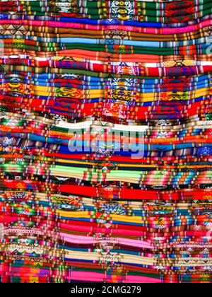 Säulen aus gefalteten bunten Decken in bolivianischen Straßenmarkt, La Paz, Bolivien. Stockfoto