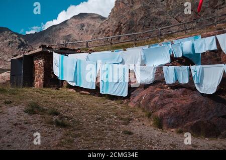 Kleidung im Garten einer Berghütte in den Alpen (Trentino, Italien, Europa) Stockfoto