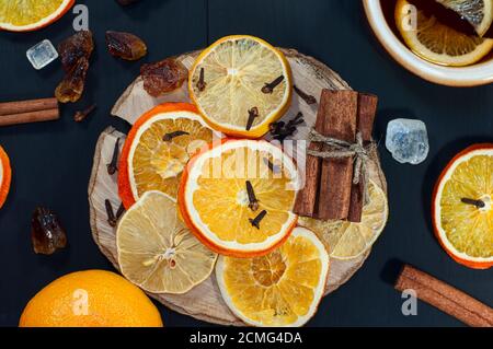Getrocknete Scheiben von Zitrusfrüchten auf einer hölzernen Oberfläche schwarz Stockfoto