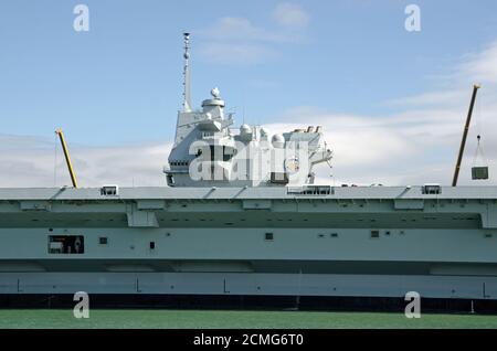 Überbau und Brücke des Royal Navy Flugzeugträgers HMS Prince of Wales vor Anker in Portsmouth Harbour, Hampshire. Stockfoto