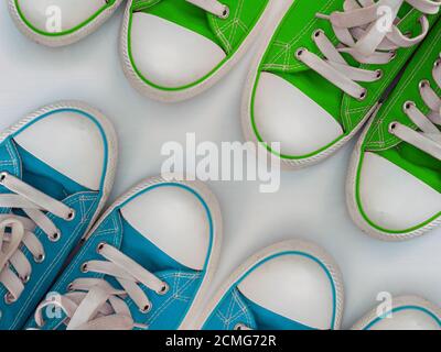 Vier Paar Sneakers auf einer weißen Holzoberfläche Stockfoto