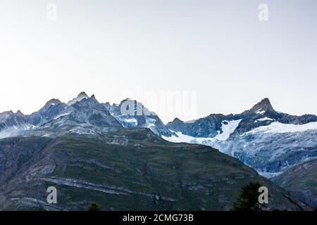 Sonniger Sommermorgen im Dorf Zermatt mit Matterhorn Peak auf dem Rücken. Schöne Outdoor-Szene in Schweizer Alpen, Schweiz, Europa. Stockfoto