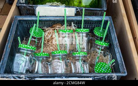 Dekorative Gläser mit Deckel zum Verkauf, ein Glas mit einem Eisenglas in einer Schublade Stockfoto